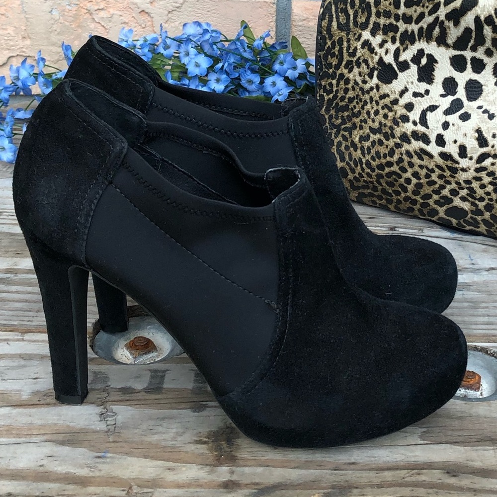 Gianni Bini Black sueded bootie size 9.5